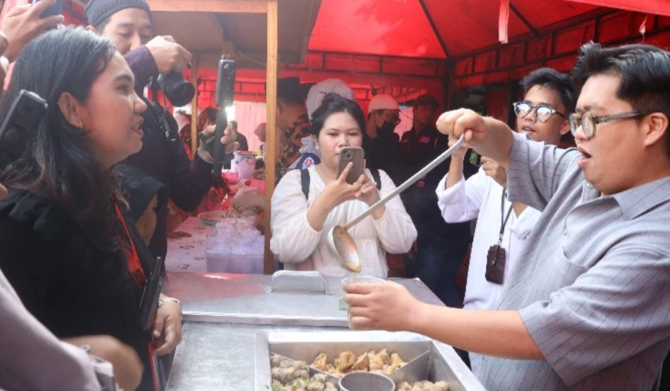 Semarak Ramadhan ! Rendi Solihin Resmikan Takjil War Perdana Di Kukar